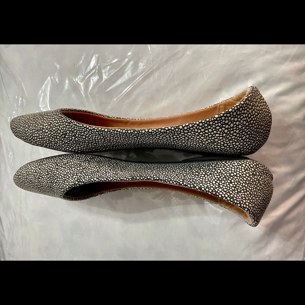 Like-New Black and White Flats - Picture 2 of 6
